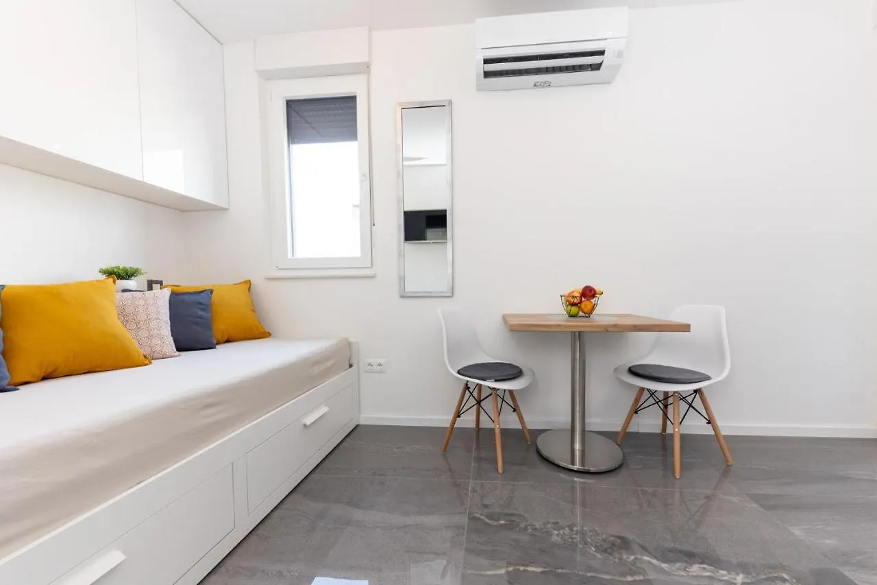 New Studio For 2, Free Private Garage Spot, Wi-Fi, 200 M From Mall Of Split Apartment