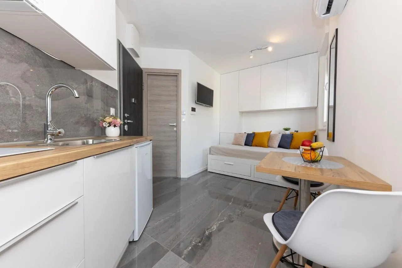 Apartment New Studio For 2, Free Private Garage Spot, Wi-Fi, 200 M From Mall Of Split Croatia