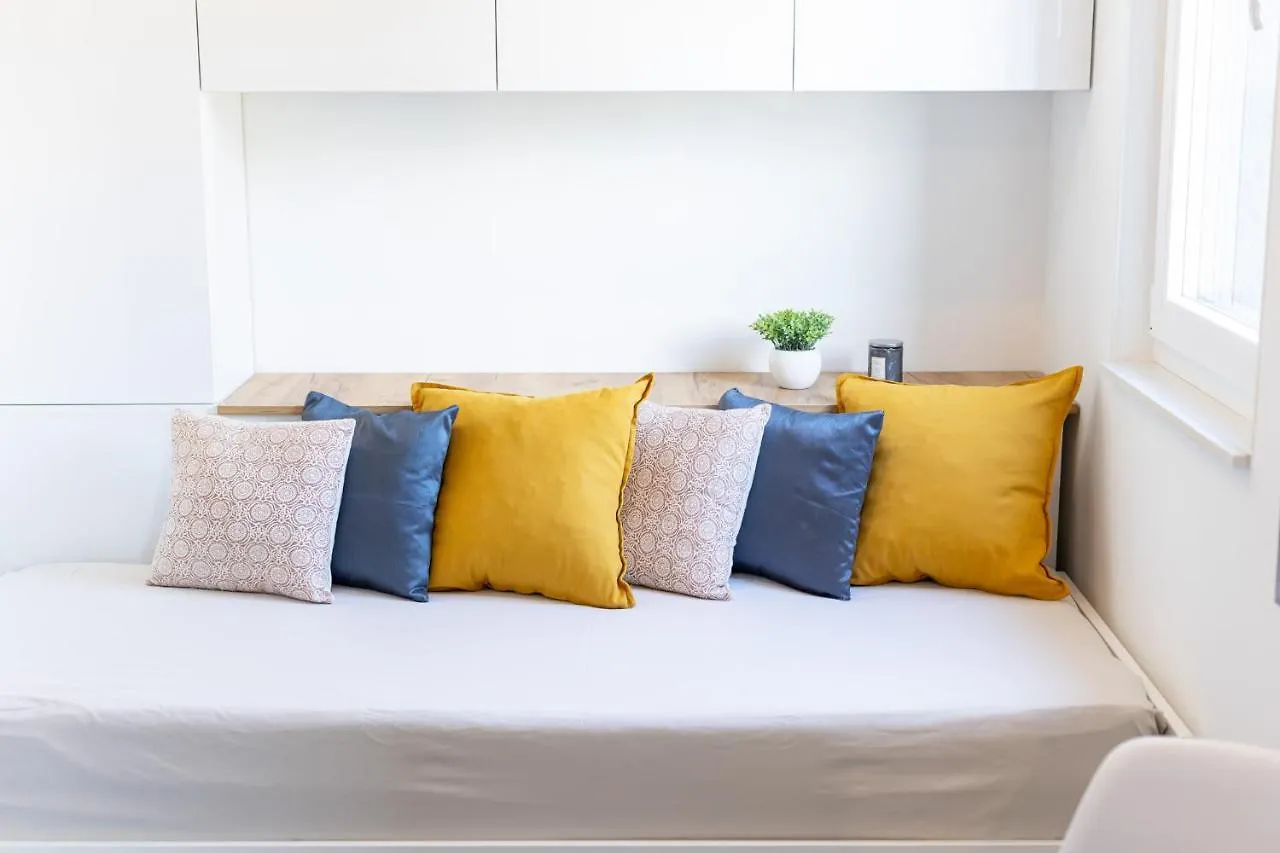 New Studio For 2, Free Private Garage Spot, Wi-Fi, 200 M From Mall Of Split Apartment