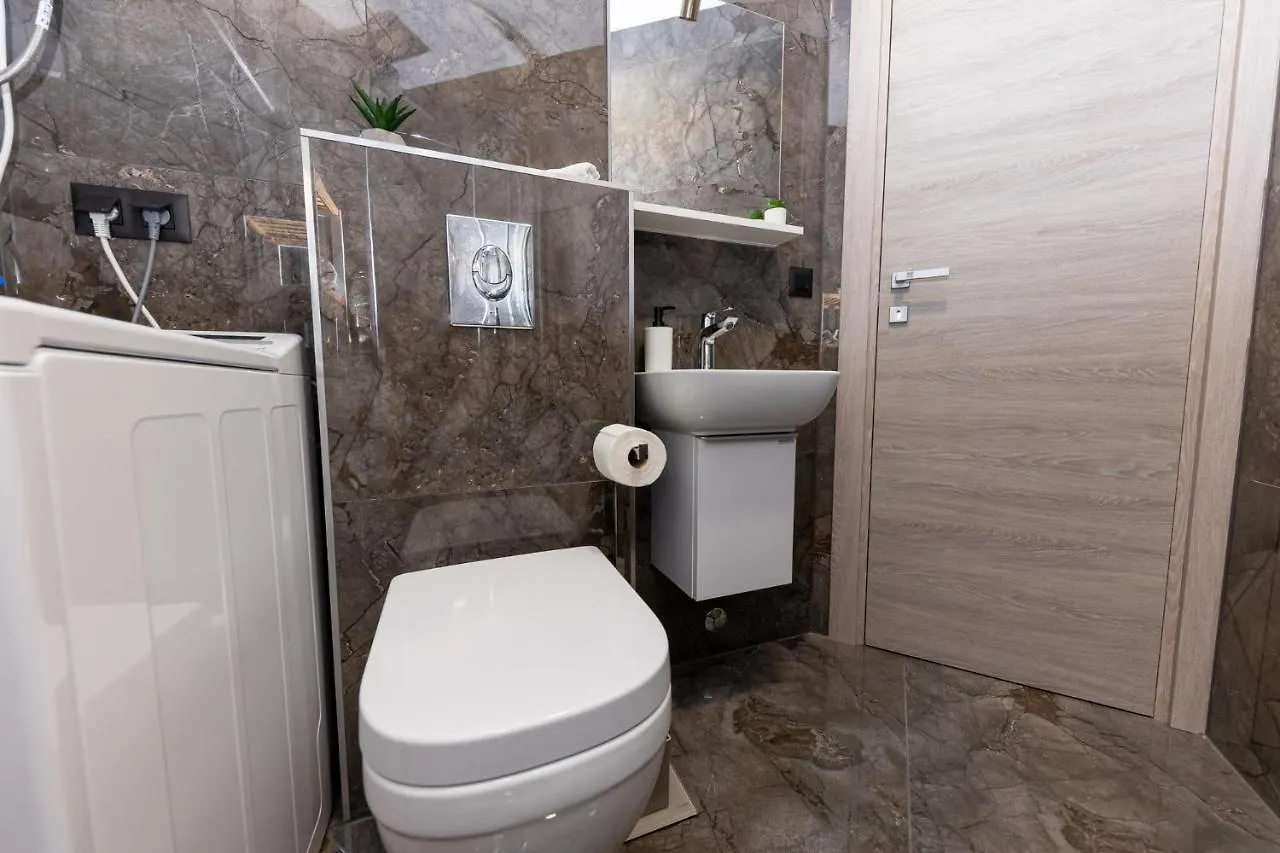 New Studio For 2, Free Private Garage Spot, Wi-Fi, 200 M From Mall Of Split