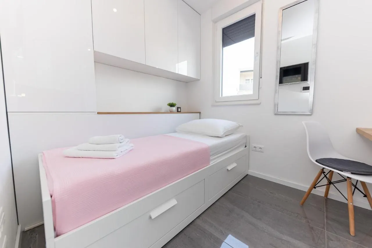 New Studio For 2, Free Private Garage Spot, Wi-Fi, 200 M From Mall Of Split Apartment