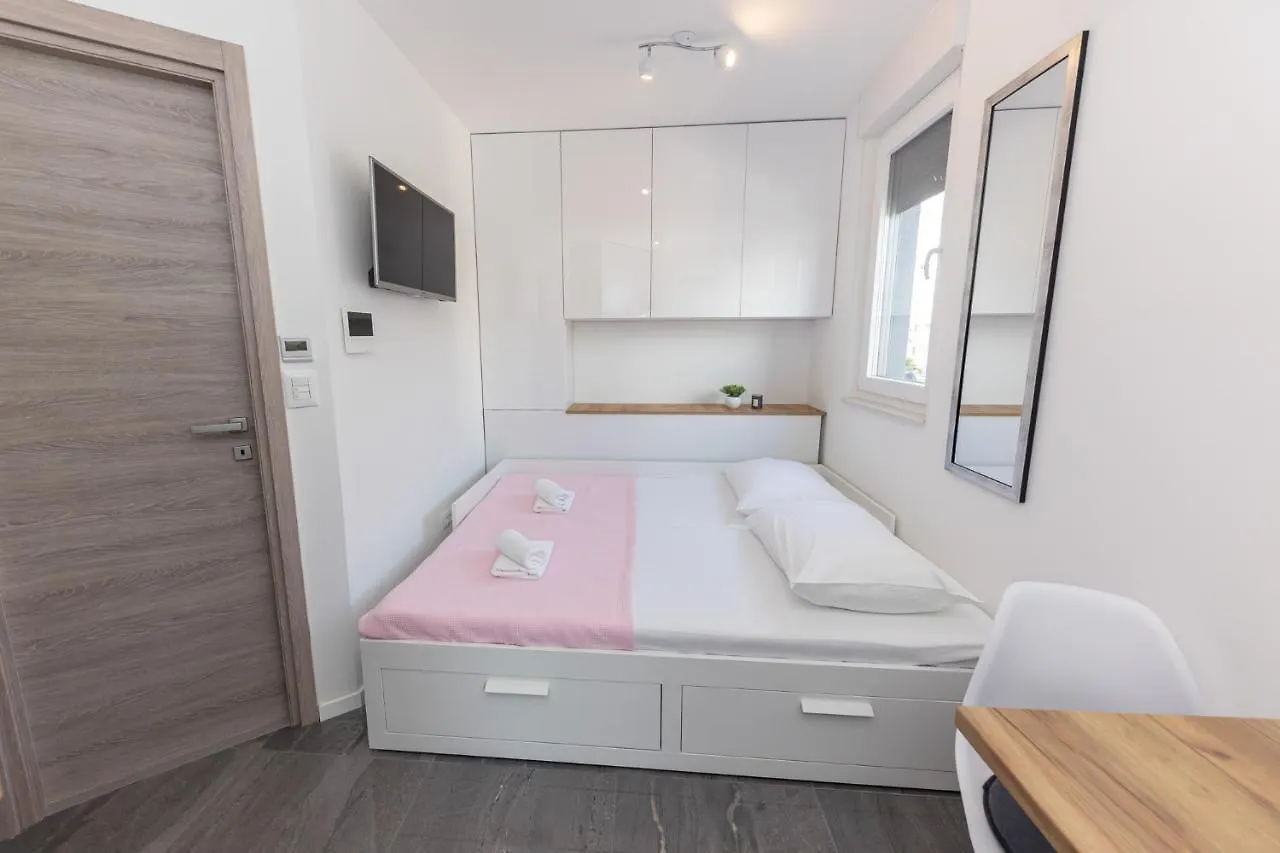 New Studio For 2, Free Private Garage Spot, Wi-Fi, 200 M From Mall Of Split